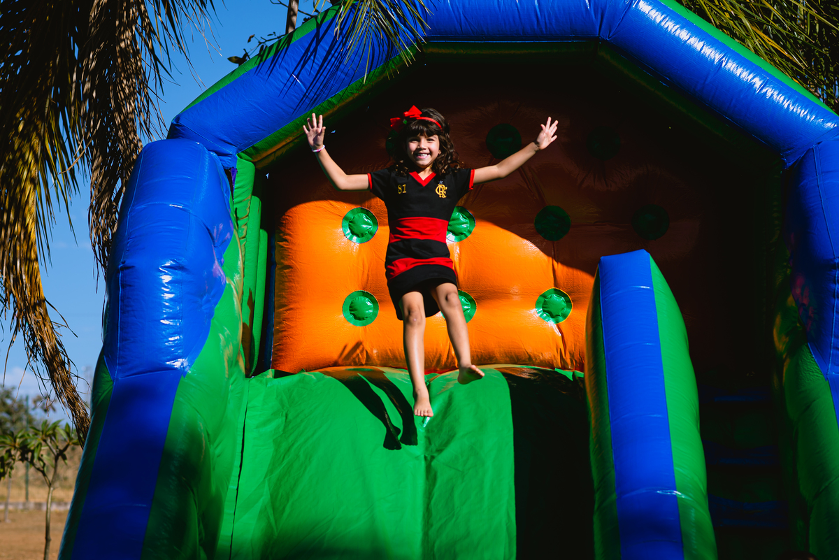 foto de festa infantil brincando no escorrega