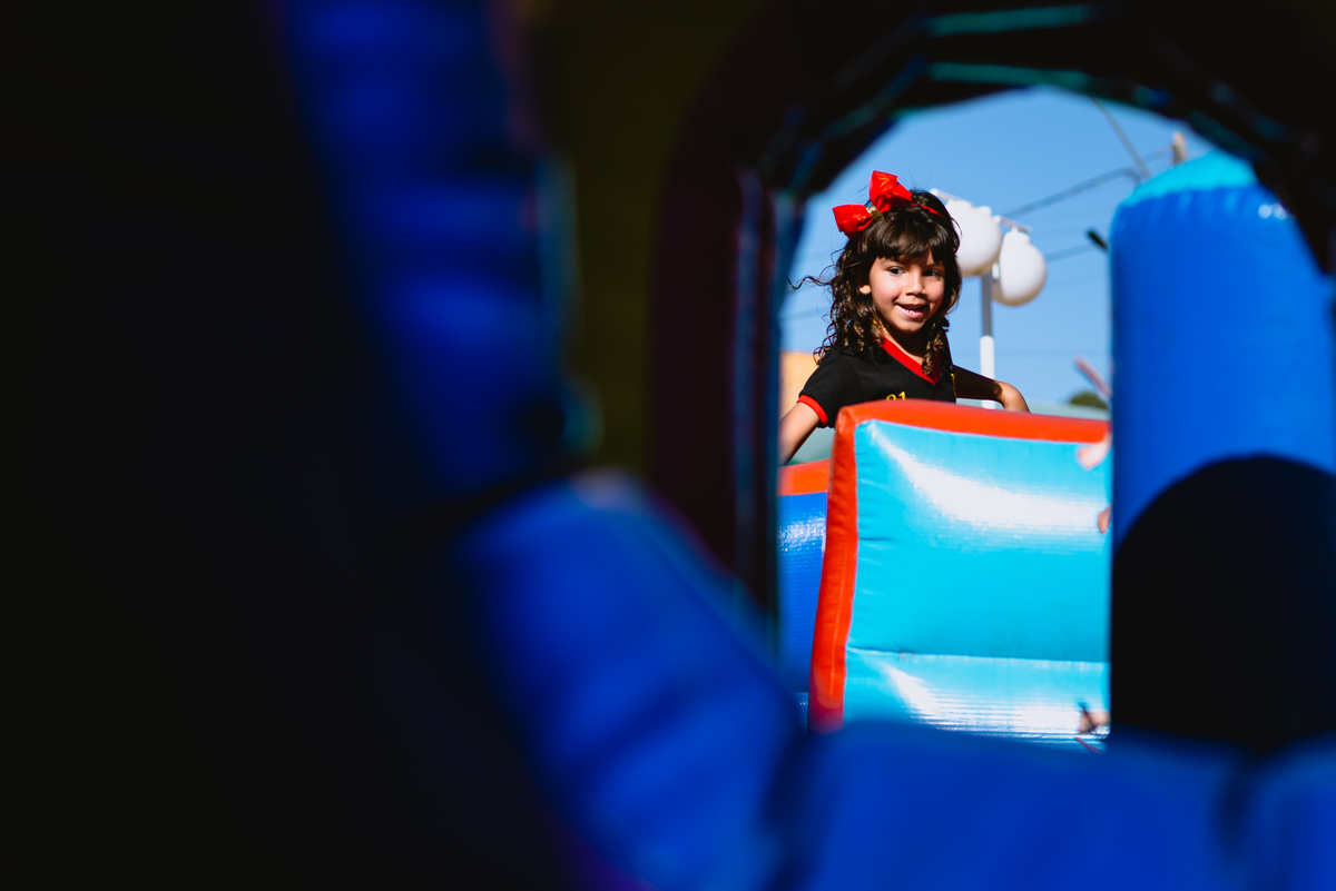 foto de festa infantil brincando no pula pula