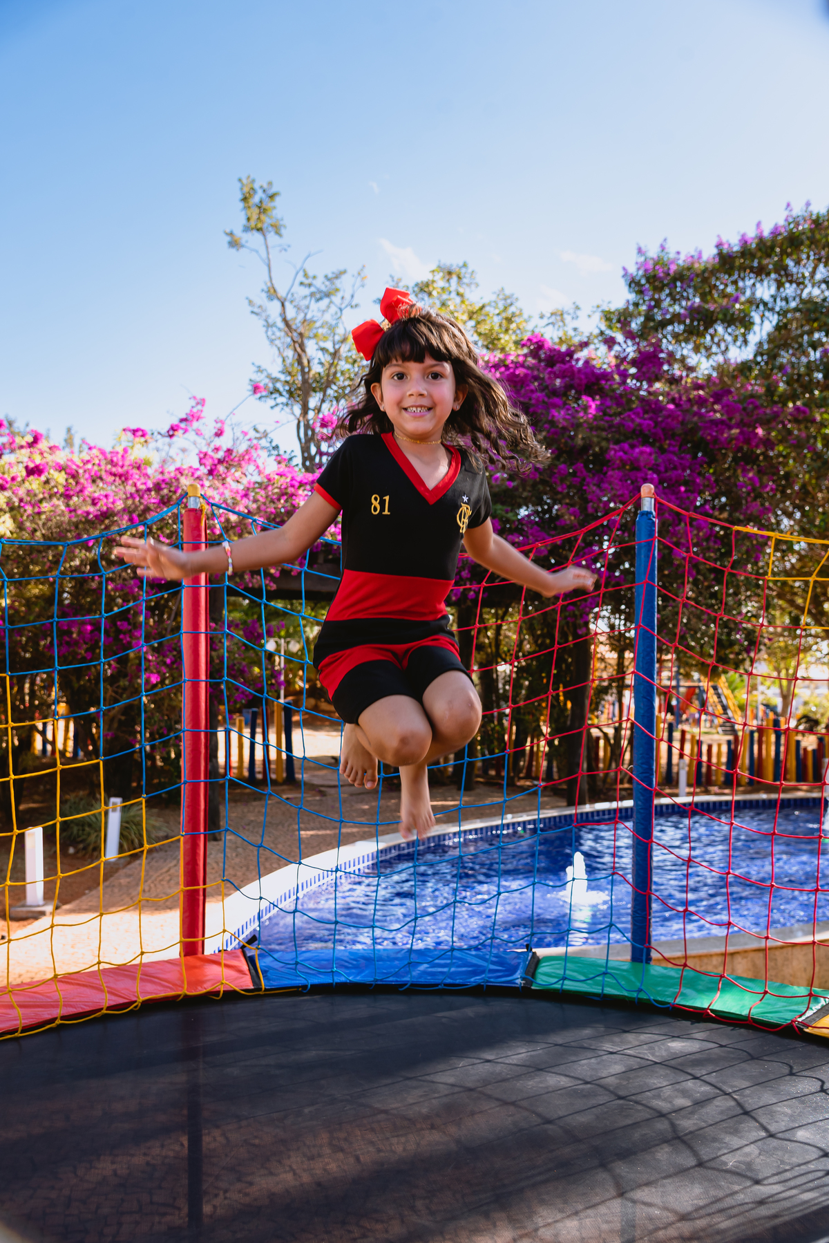 foto de festa infantil brincando no pula pula