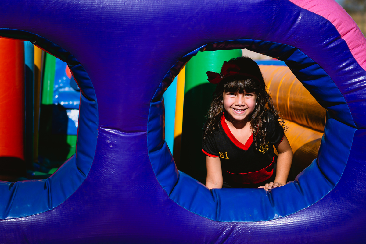foto de festa infantil brincando no pula pula