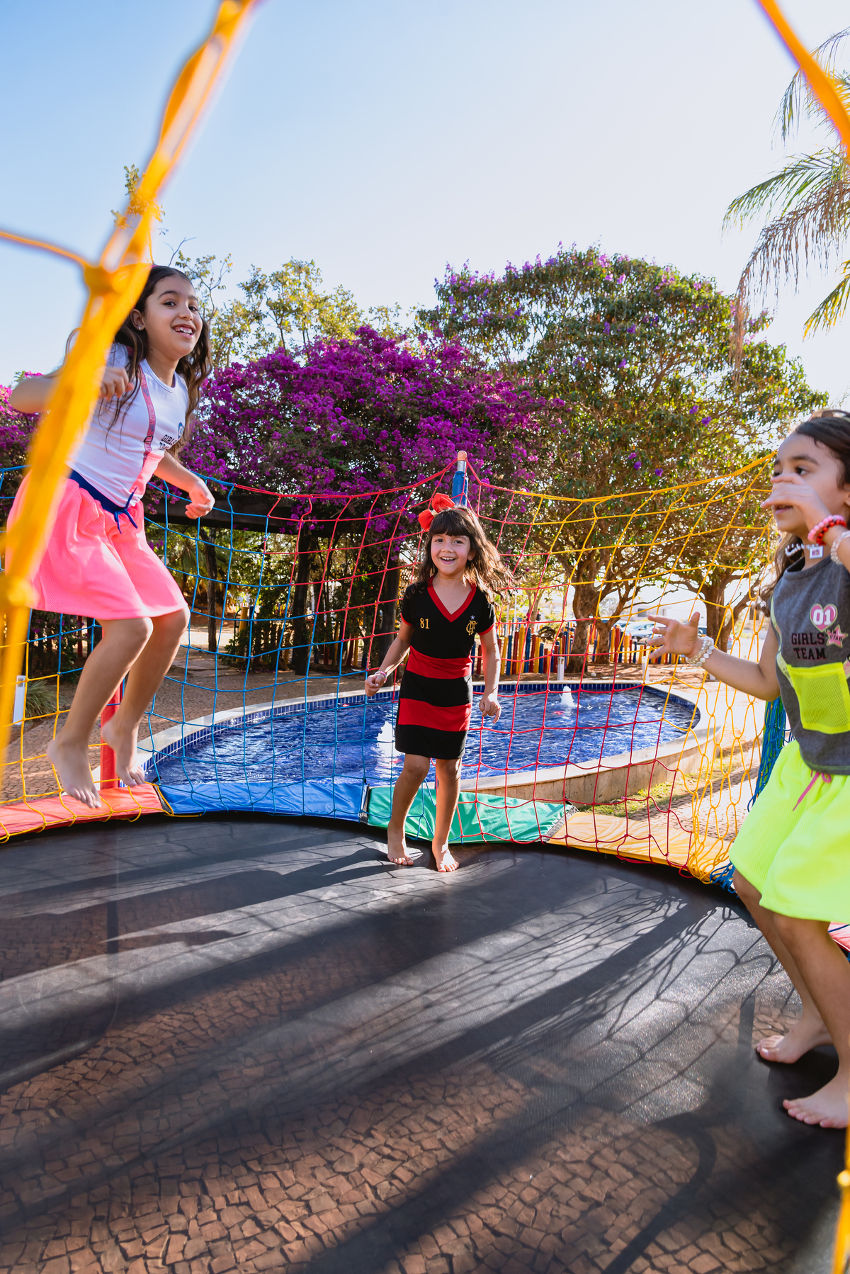 foto de festa infantil brincando no pula pula