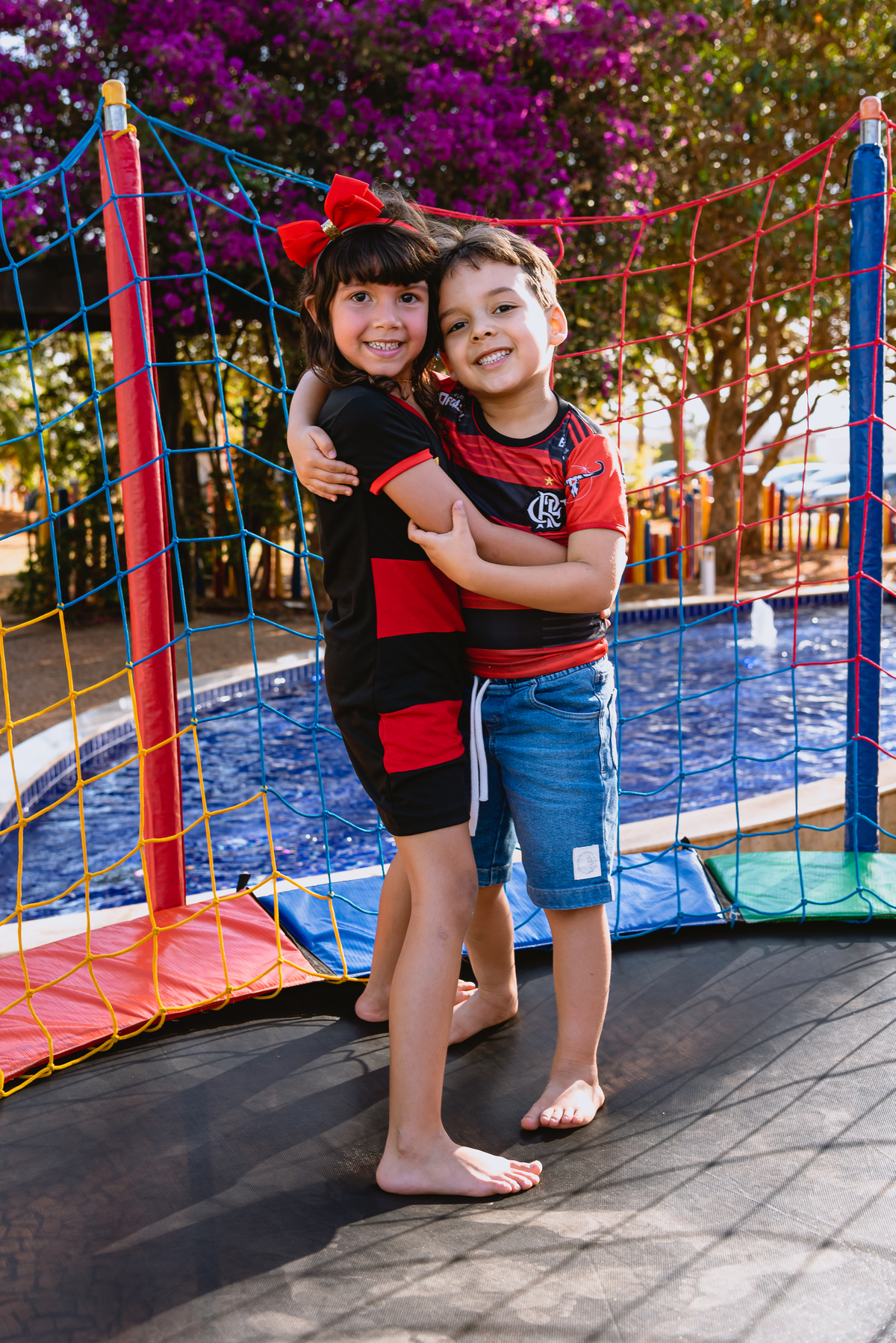 foto de festa infantil brincando no pula pula