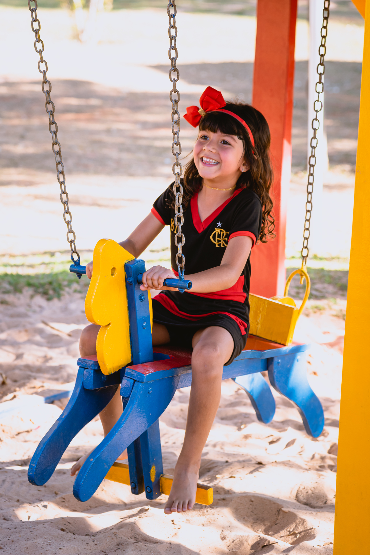 foto de festa infantil brincando no balanço