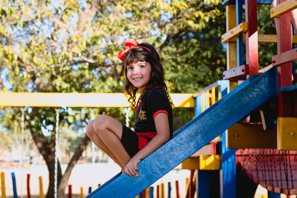 foto de festa infantil brincando no escorrega