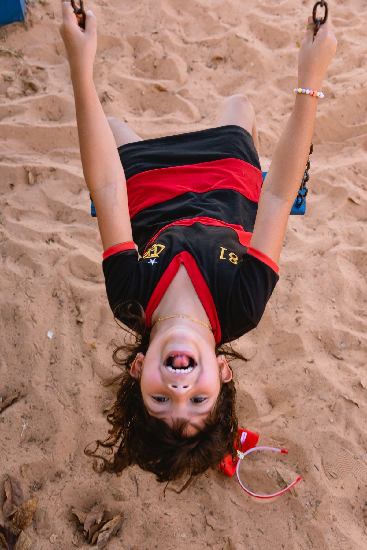 foto de festa infantil brincando no balanço