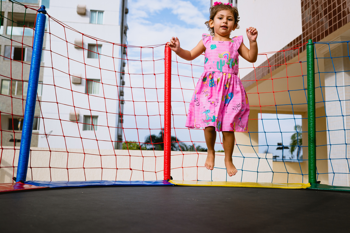 foto de festa infantil  brincando no pula pula