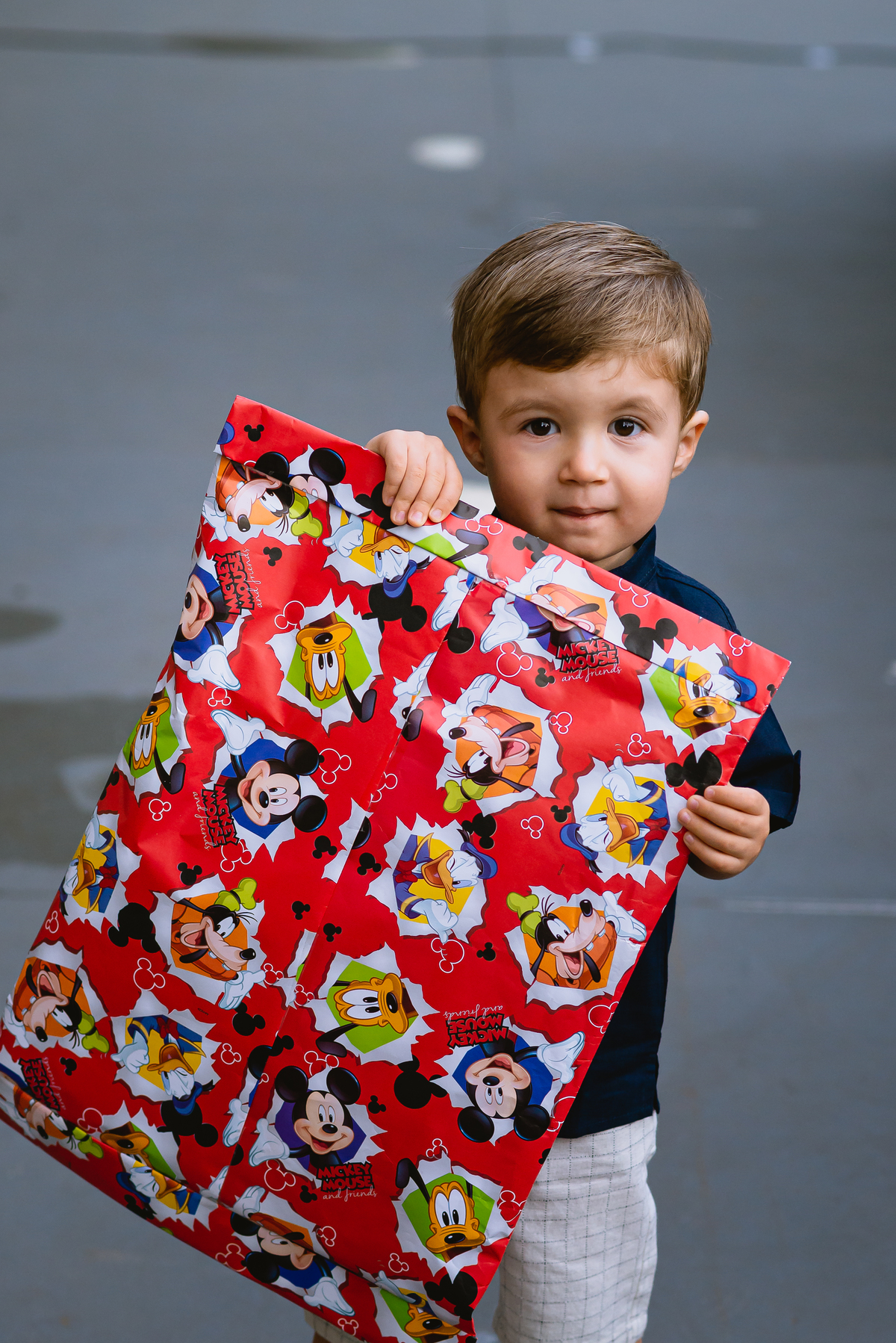 foto de festa festa infantil criança ganhando presente