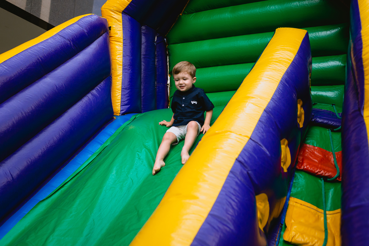 foto de festa festa infantil menino brincando no escorrega