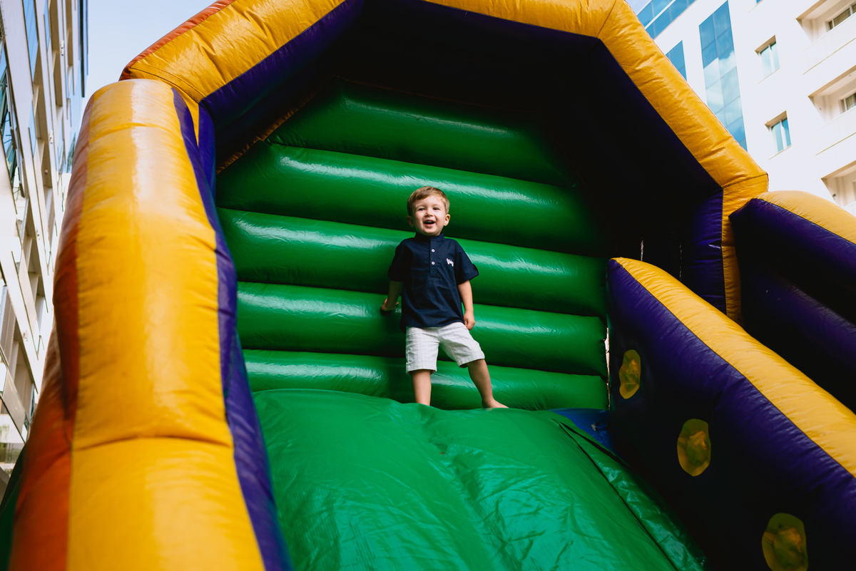 foto de festa festa infantil menino brincando no escorrega
