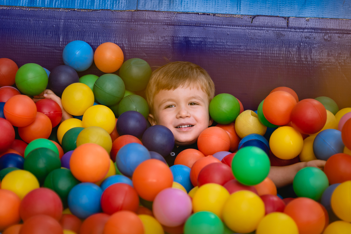 foto de festa festa infantil menino brincando em piscina de bolinha 