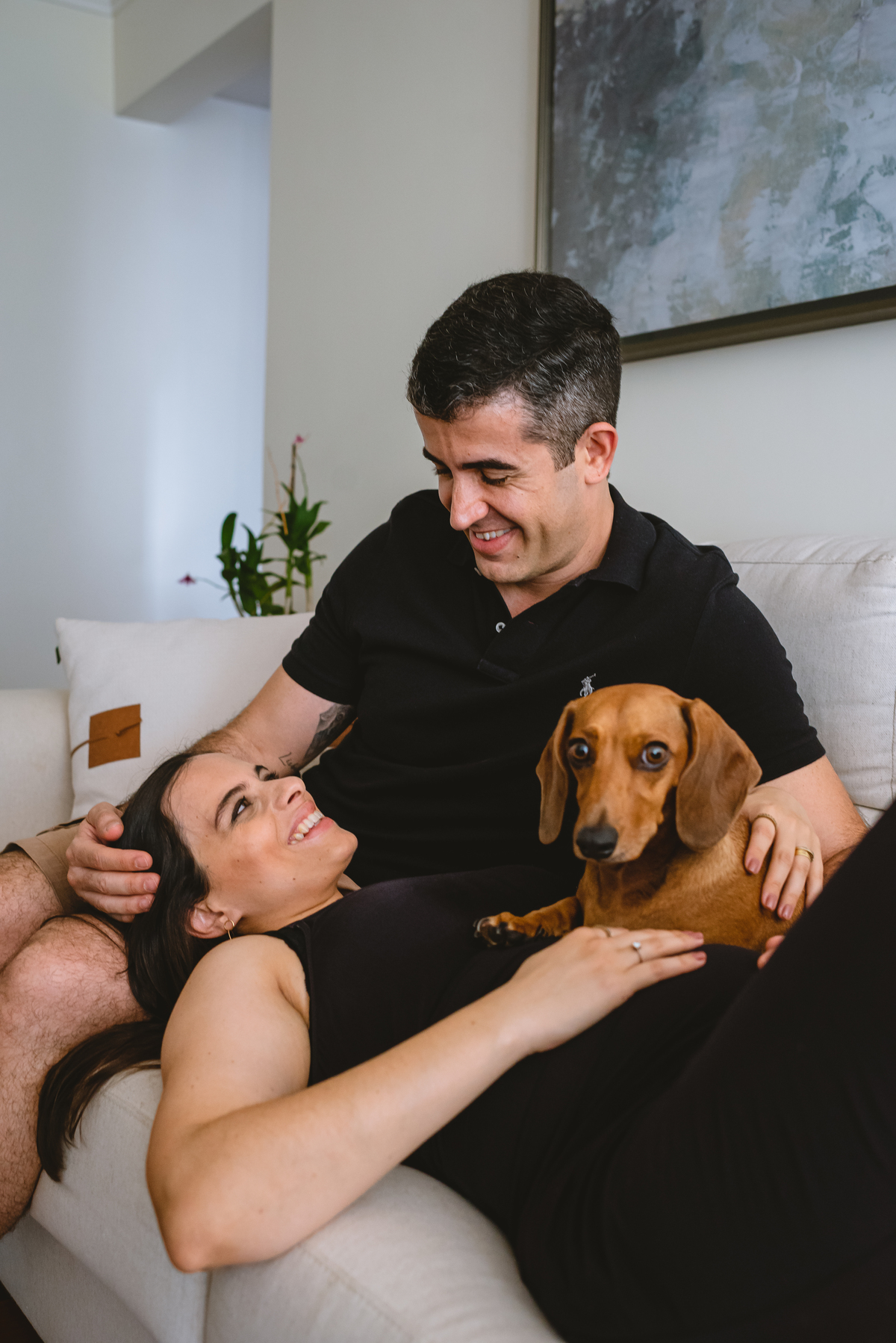 foto de gestante em casa com o pet