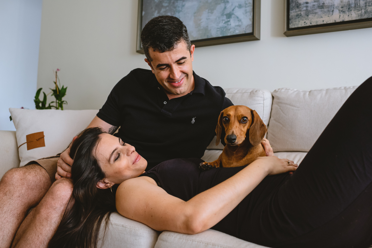 foto de gestante em casa com o pet