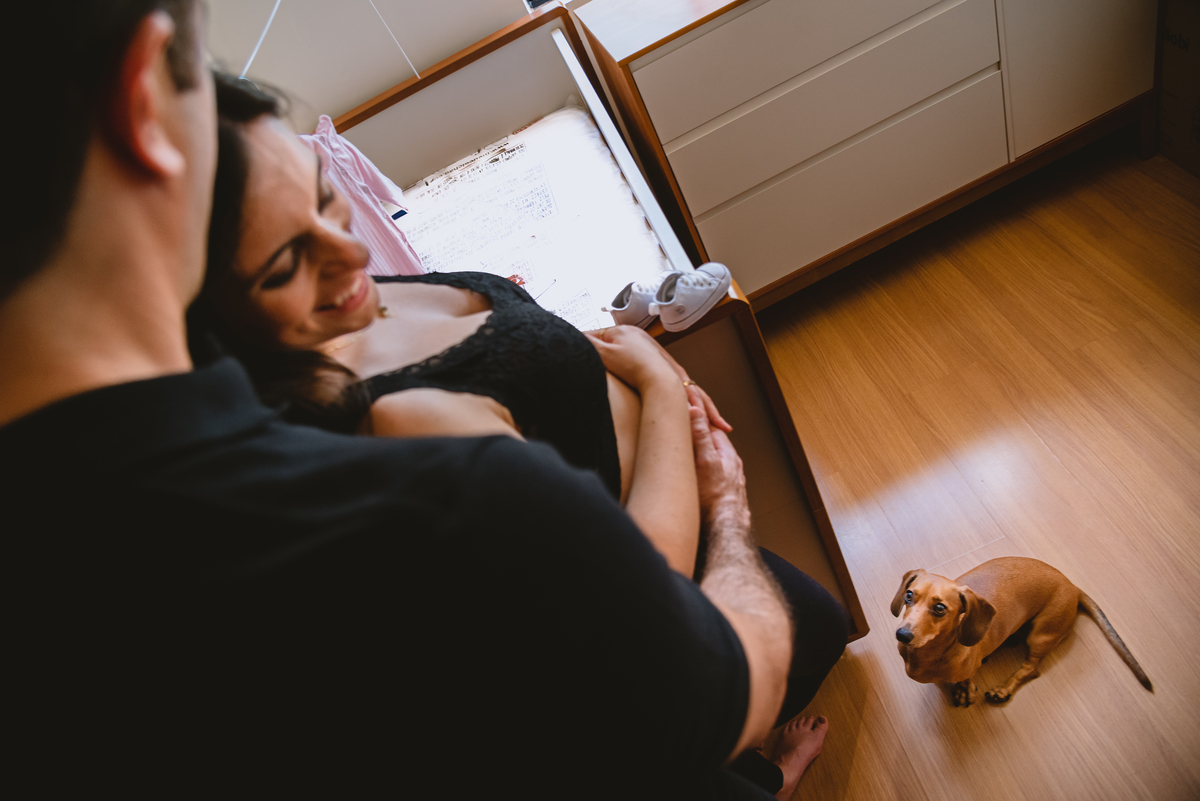 foto de gestante em casa com o pet