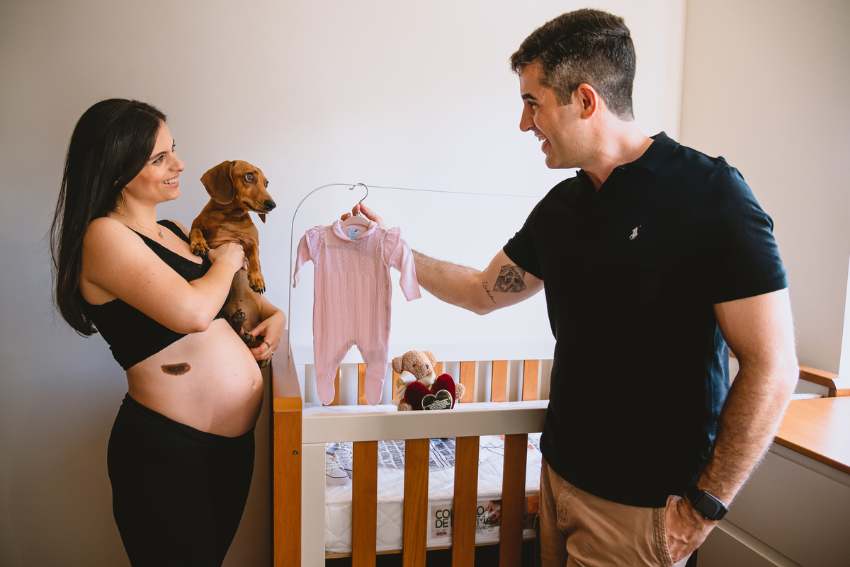 foto de gestante em casa com o pet