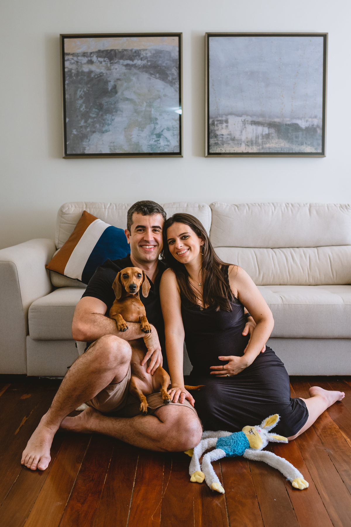 foto de gestante em casa com o pet