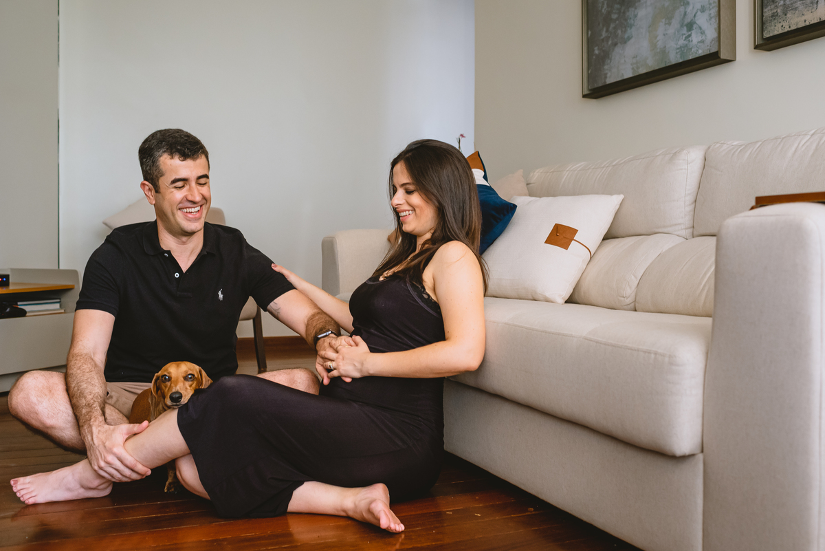 foto de de gestante em casa com o pet