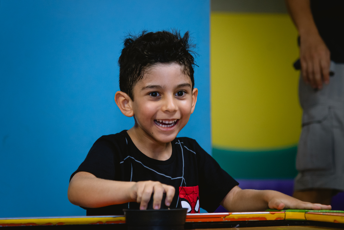 foto de menino brincando com amigos