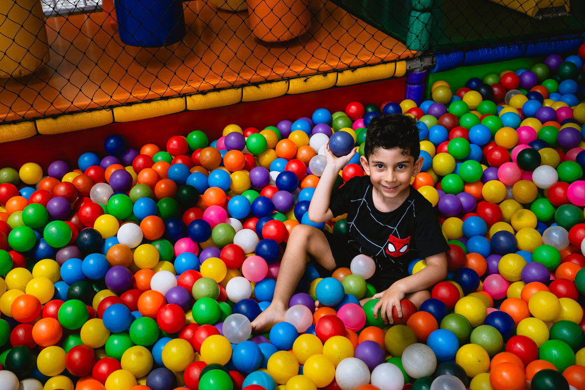 foto de menino brincando na piscina de bolinhas 