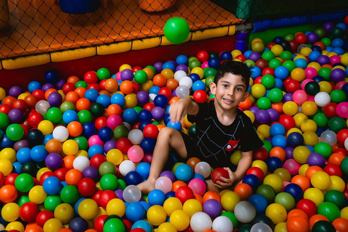 foto de menino brincando na piscina de bolinhas 