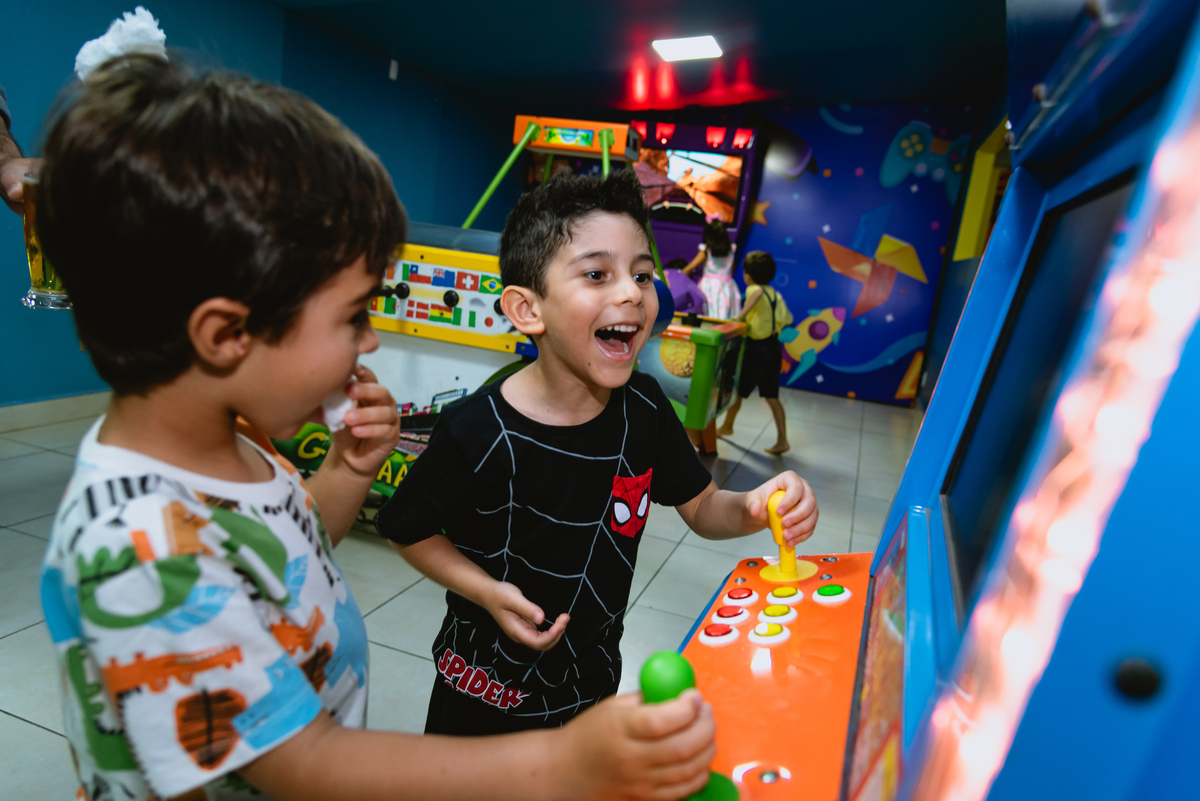 foto de menino brincando com amigo