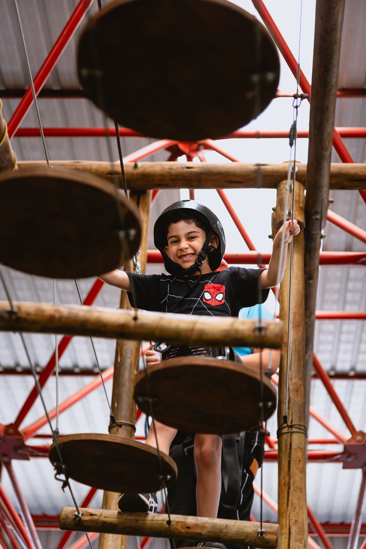 foto de menino brincando em arborismo 