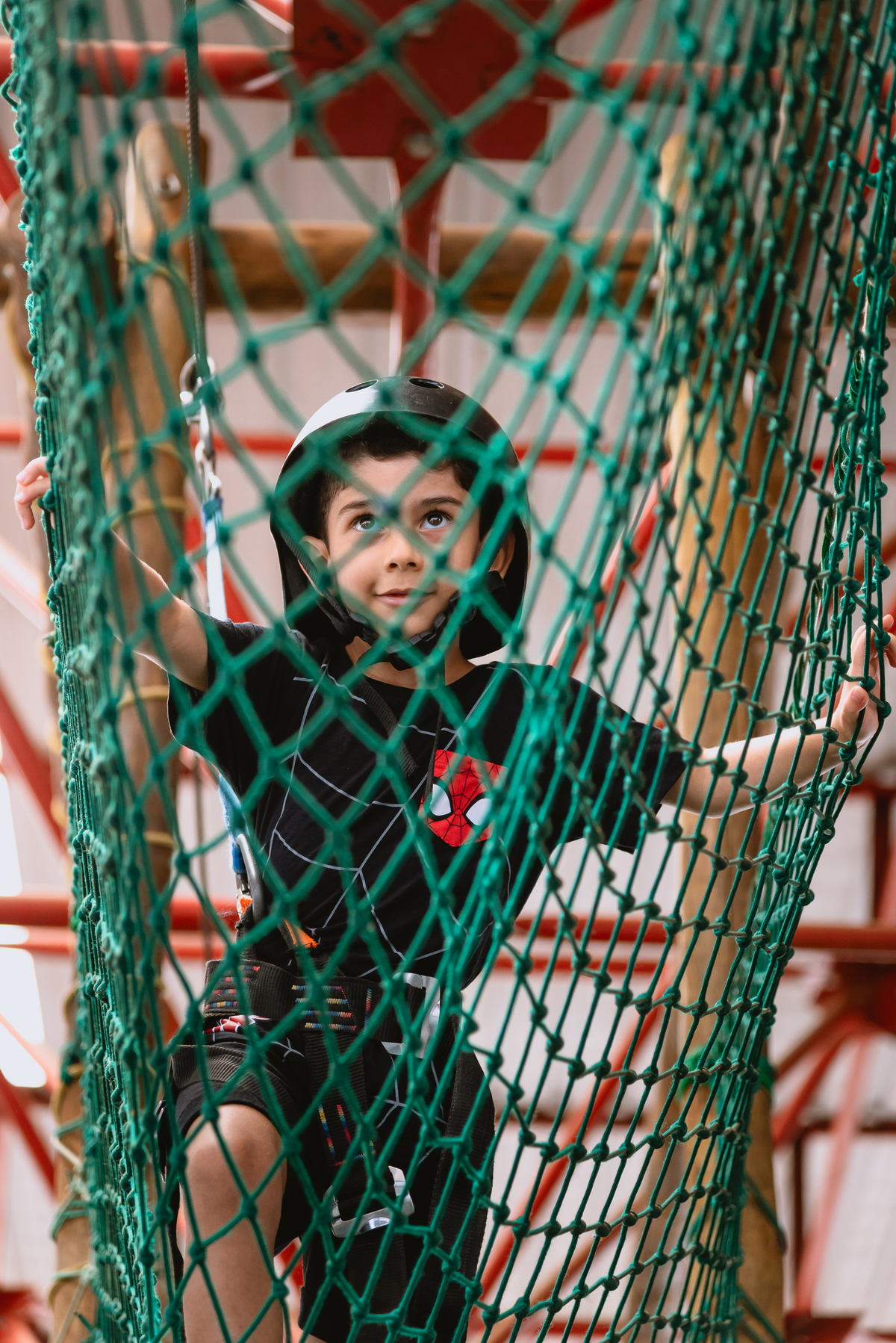 foto de menino brincando em arborismo 