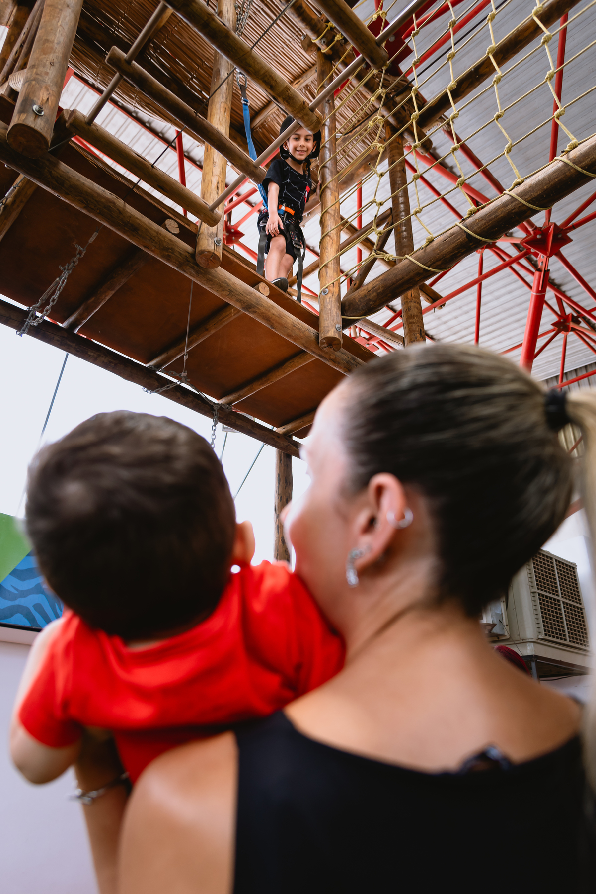 foto de menino brincando em arborismo 
