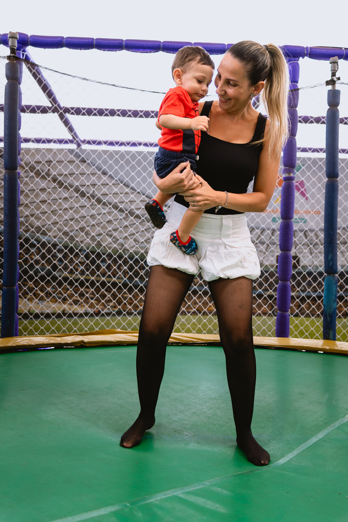 foto de mãe e filho no pula pula