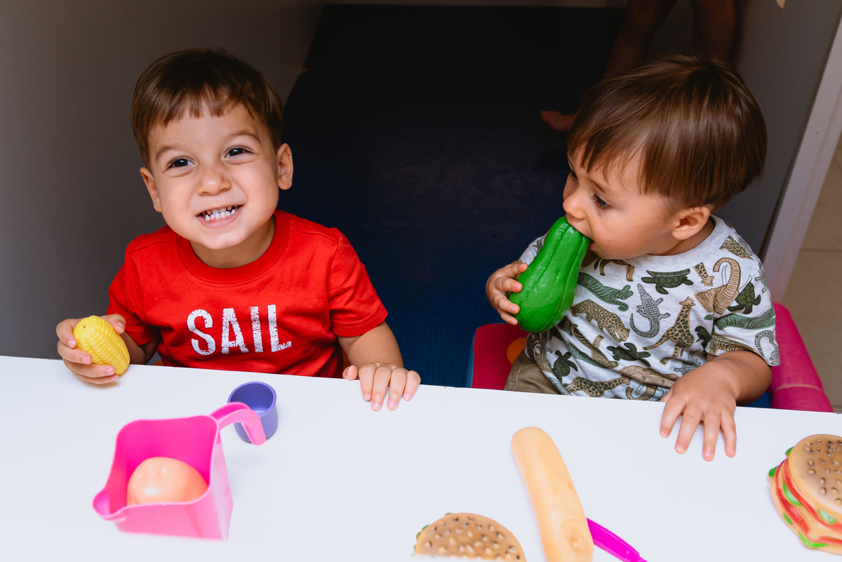 fotos de festa infantil menino brincando com amigo