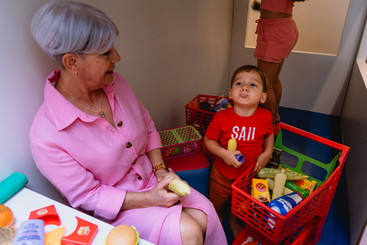 fotos de festa infantil menino brincando com a vó