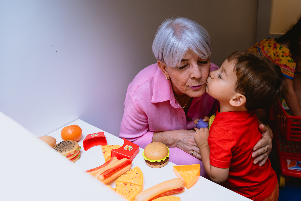 fotos de festa infantil menino brincando com a vó