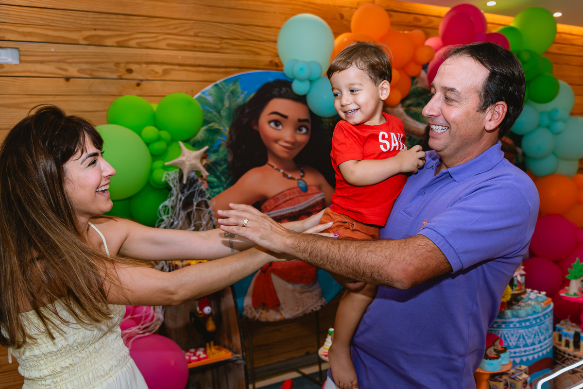 fotos de festa infantil pais brincando com o filho
