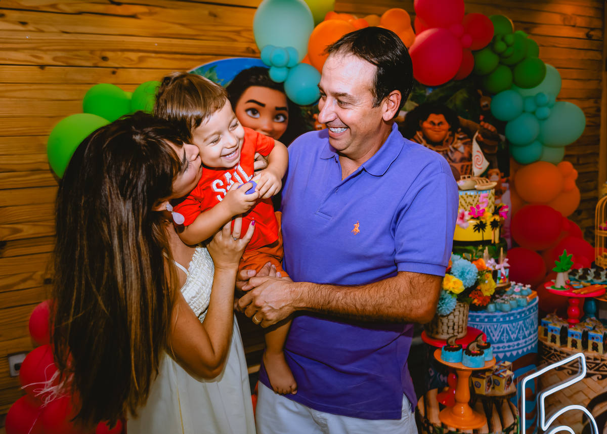 fotos de festa infantil pais brincando com o filho