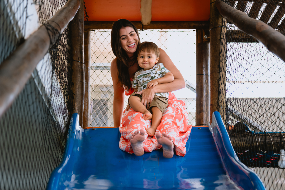 fotos de festa infantil menina brincando no escorrega