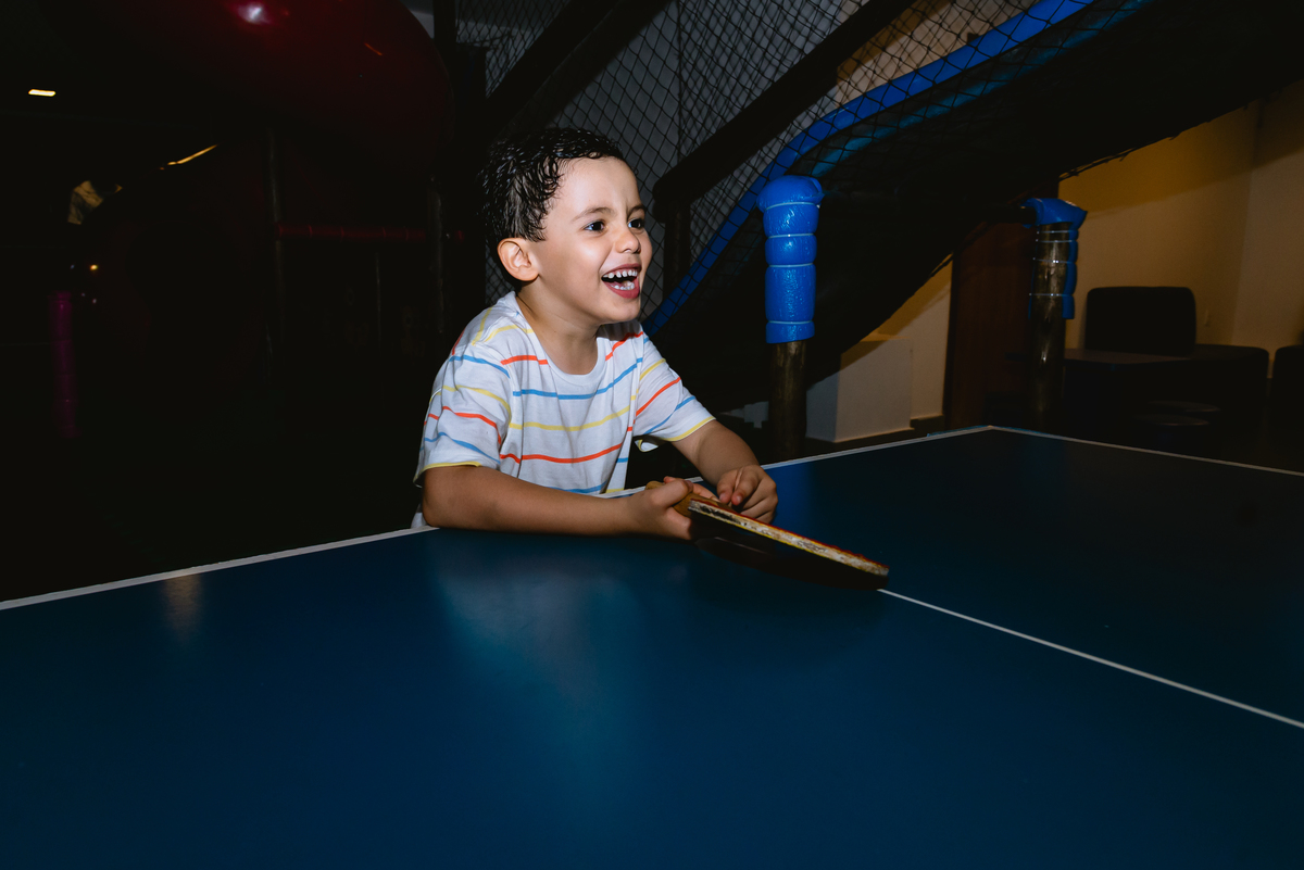 fotos festa  menino brincando de ping pong