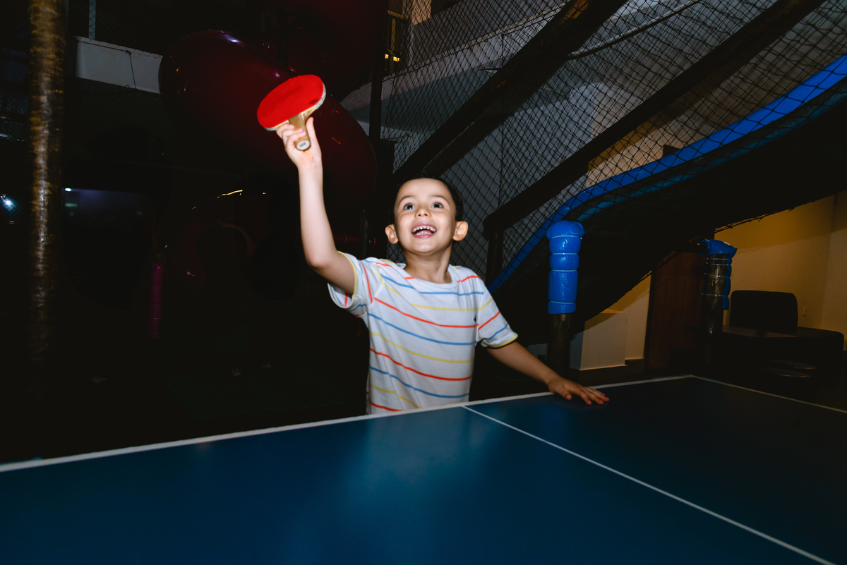 fotos festa  menino brincando de ping pong
