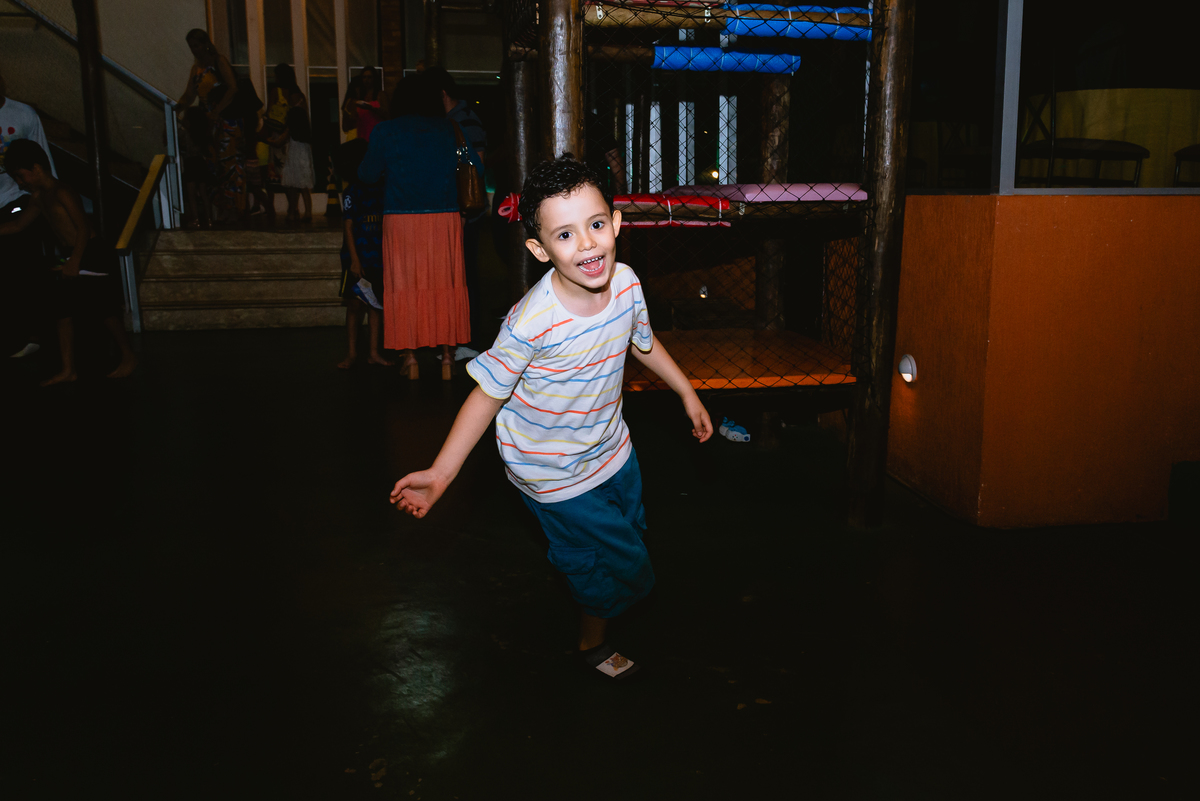 fotos festa  menino brincando de correr