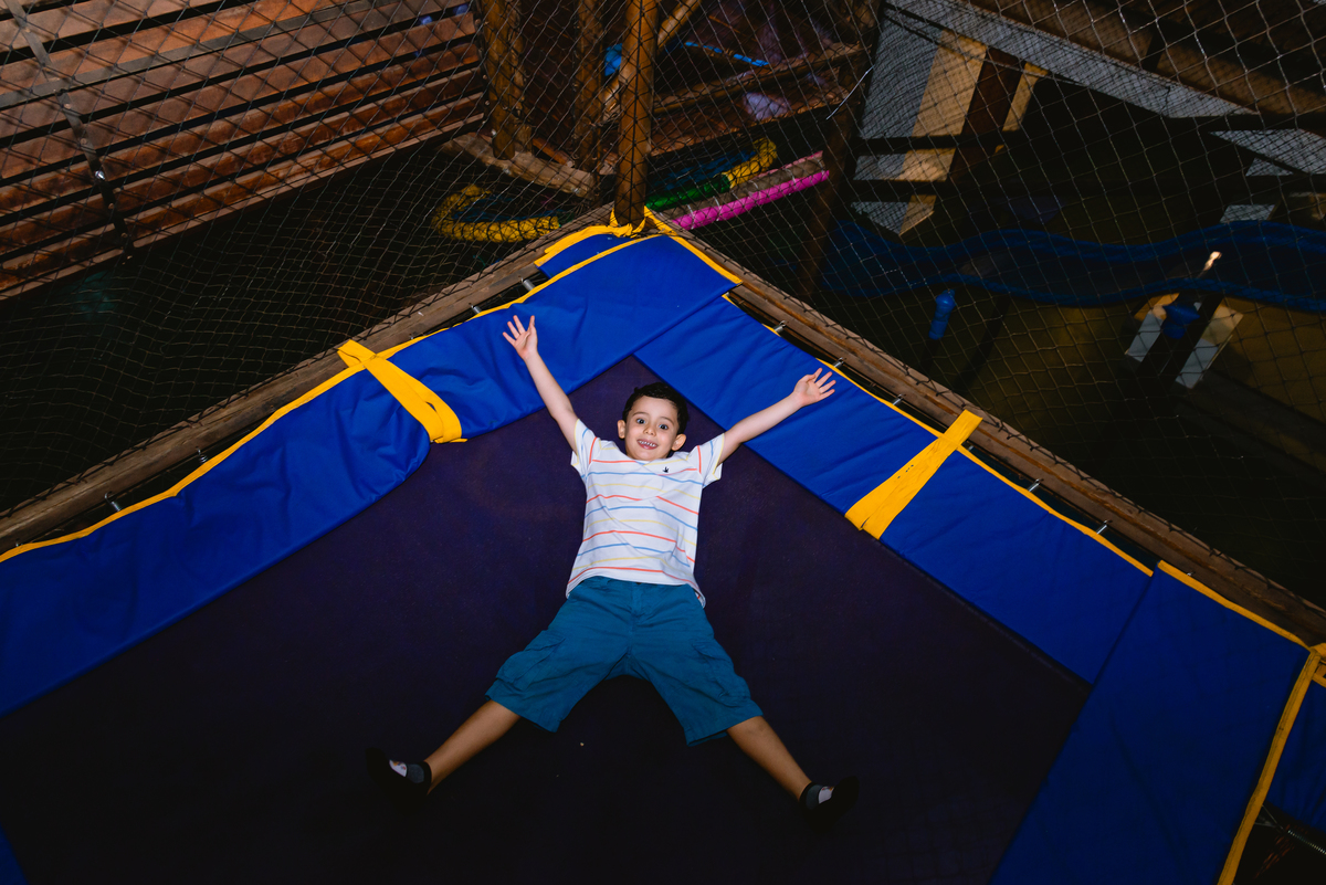 fotos festa menino brincando no pula pula 