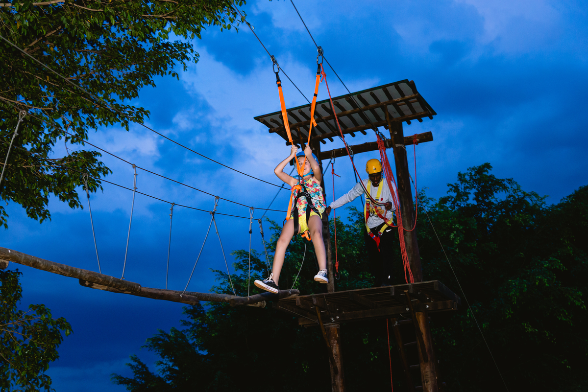 fotos festa menina pulando de tiroleza 