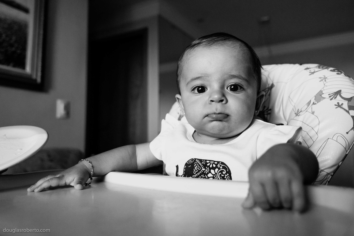 menina comendo banana