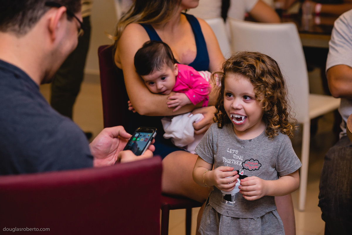 menina fazendo graça com o pai