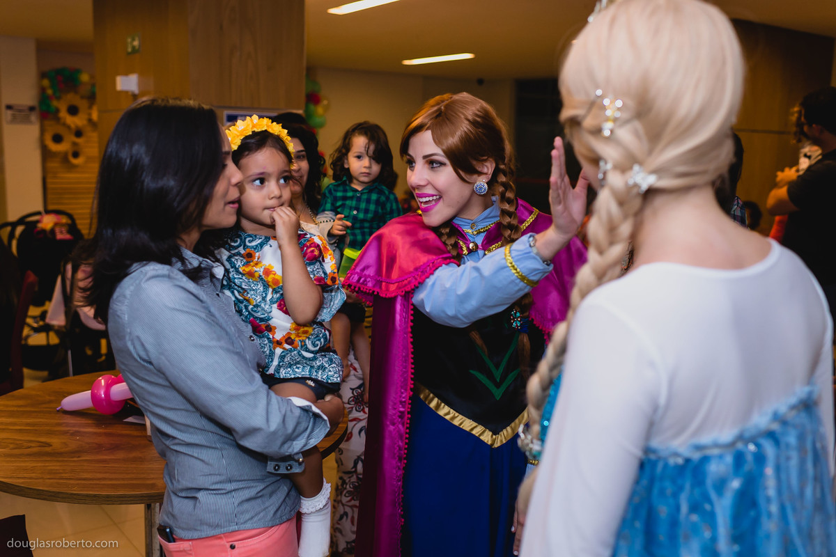 criança surpresa com o presente