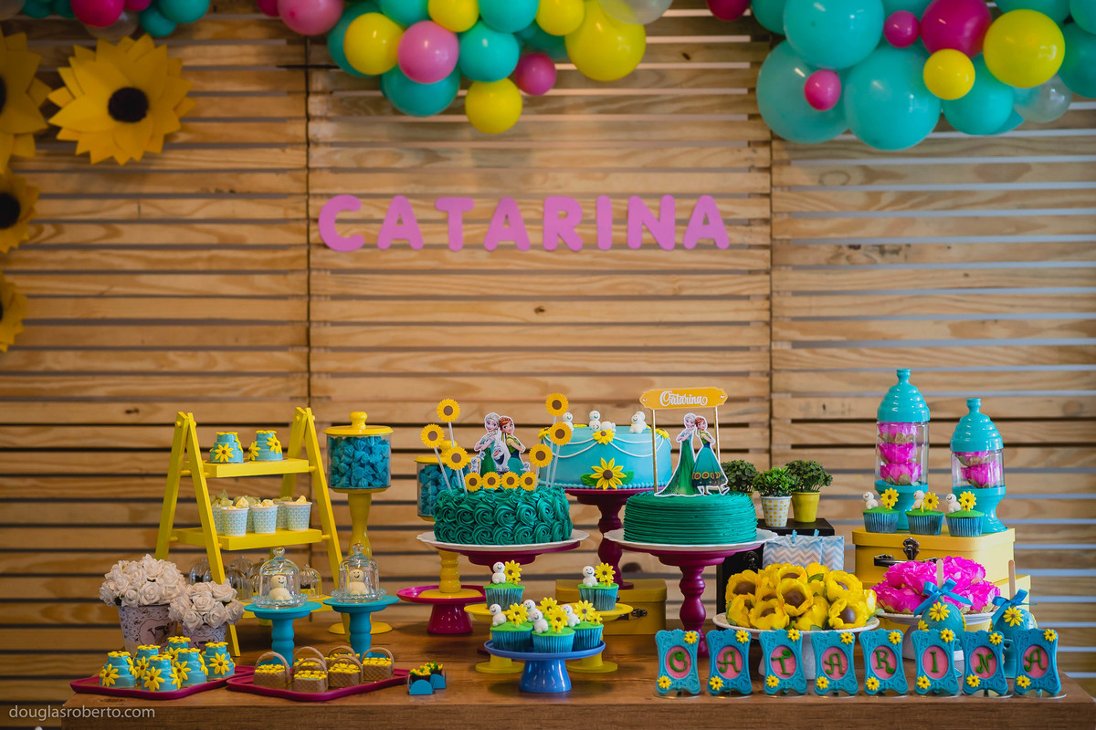 mesa do bolo de festa infantil