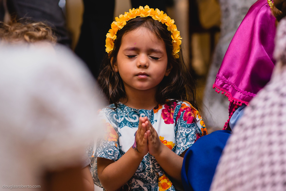 menina rezando