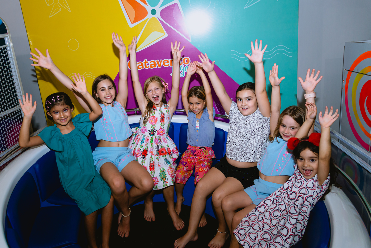 foto de festa infantil meninas no gira gira