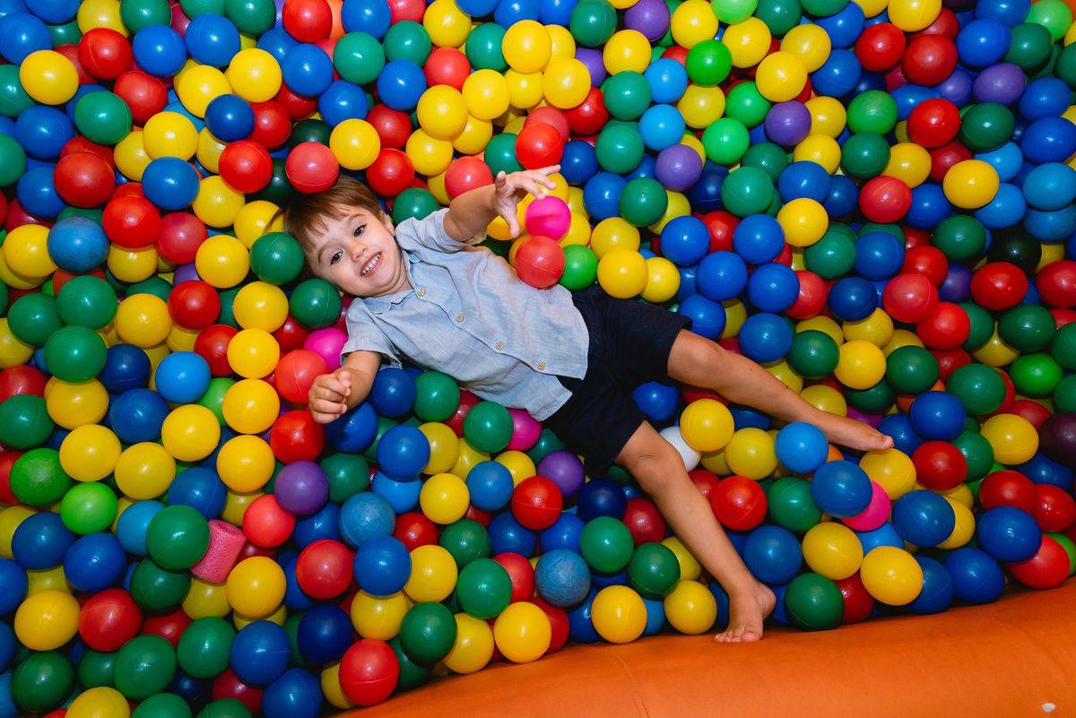 foto de festa infantil menino na piscina de bolinha