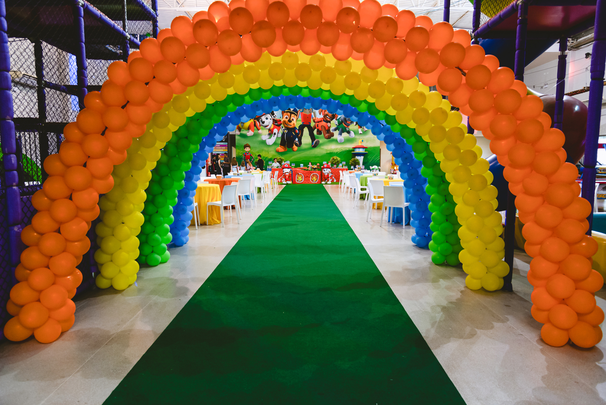 foto de festa infantil mansão catavento lago decoração patrulha canina