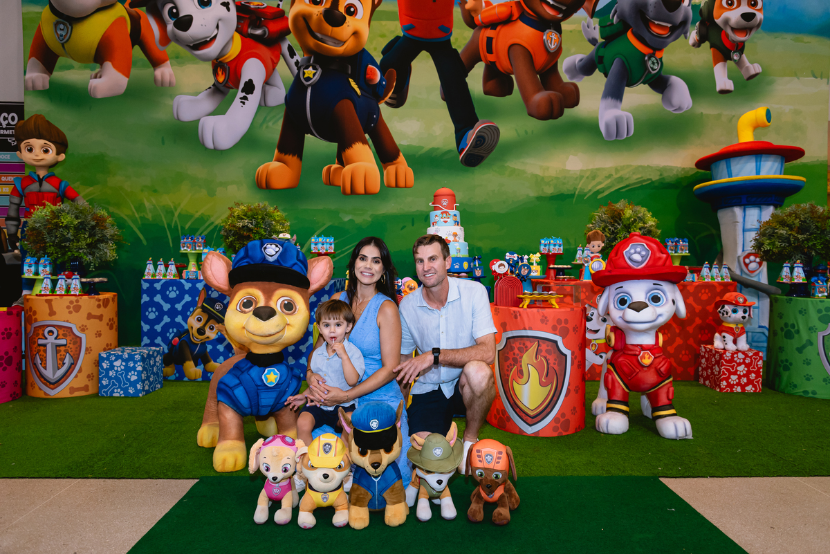 foto de festa infantil mansão catavento lago decoração patrulha canina família reunida