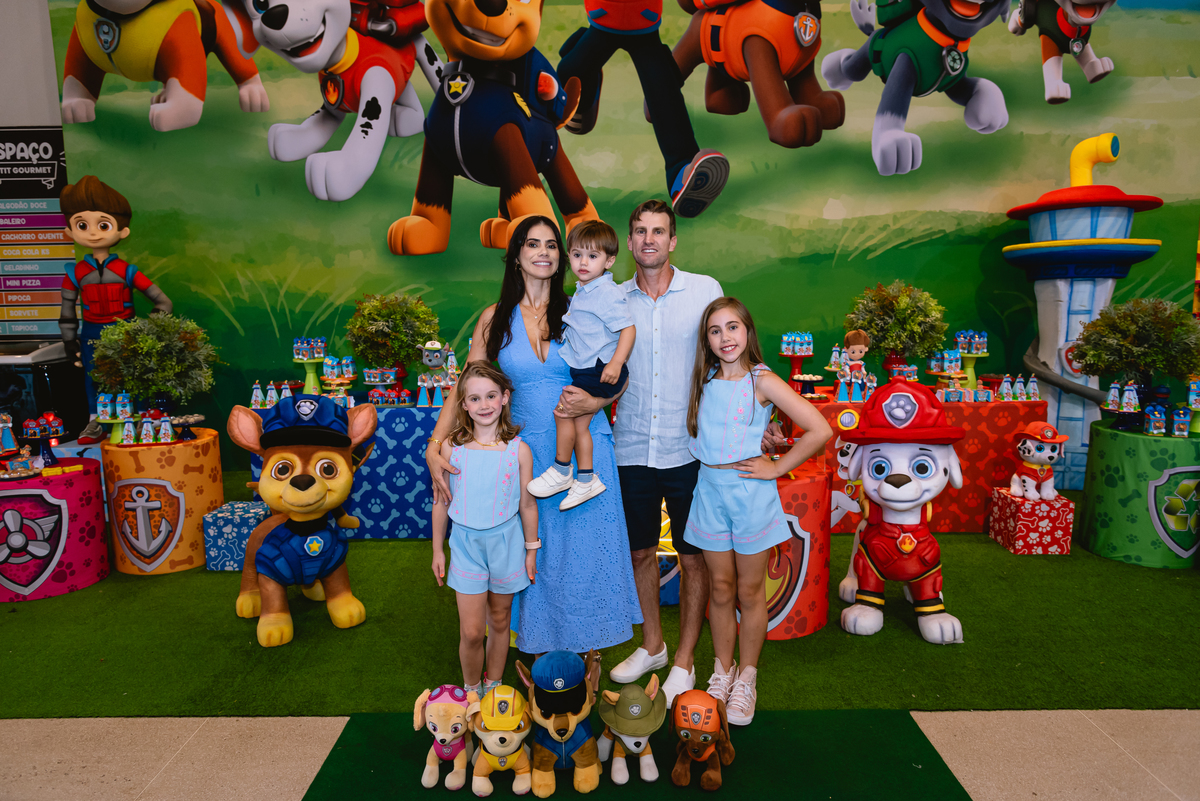 foto de festa infantil mansão catavento lago decoração patrulha canina família reunida