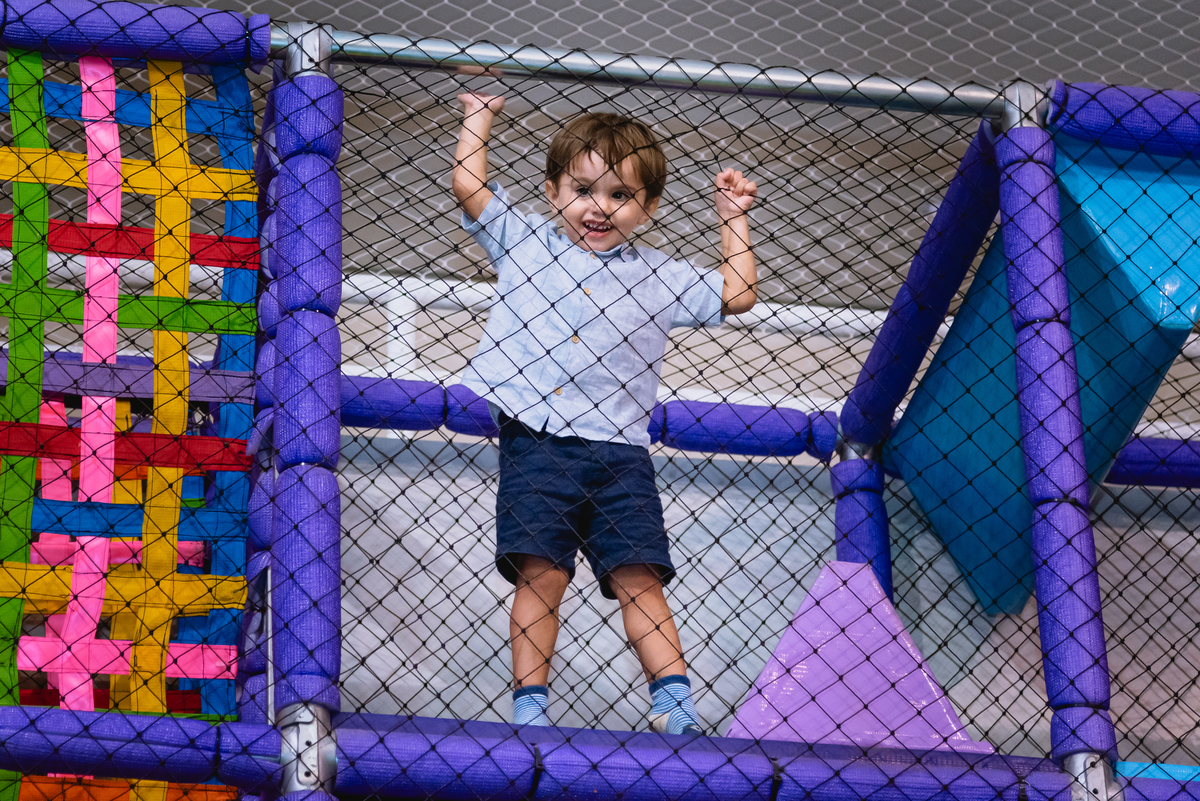 foto de festa infantil menino brincando